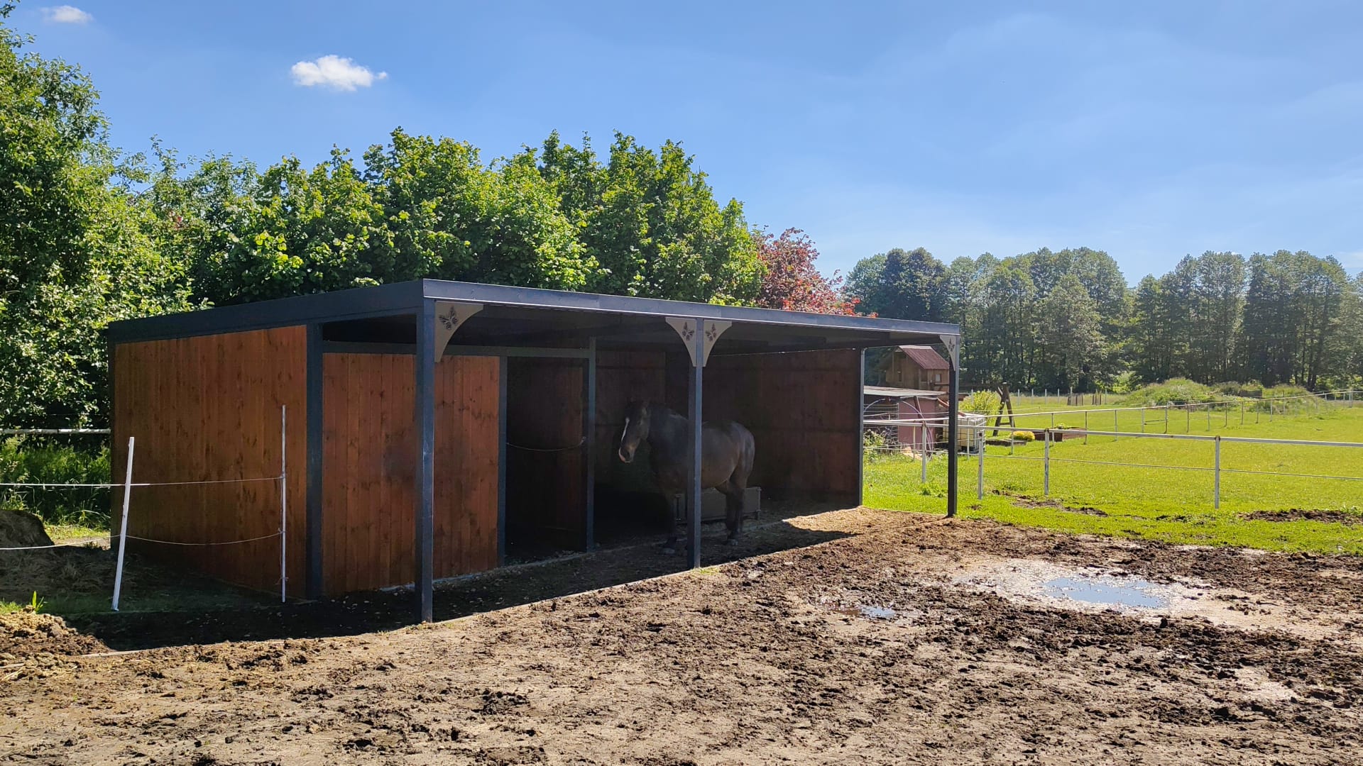 Stajnia z bramą — widok boczny z detalami CNC, większa realizacja PGMET — zdjęcie 2 z 3